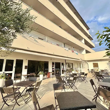 Hotel Old River